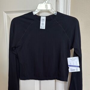 Black cropped fitted long sleeve crew neck sweatshirt